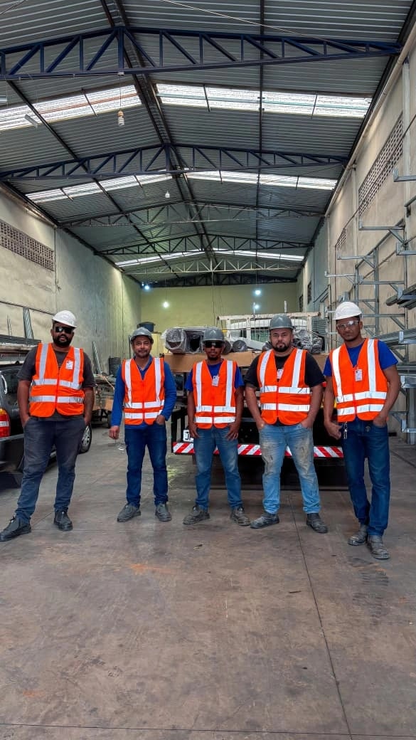 Equipe própria da Líder Portas e Portões na oficina em Vicente Pires